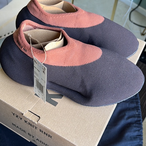 Yeezy Knit Runner - Picture 2 of 5